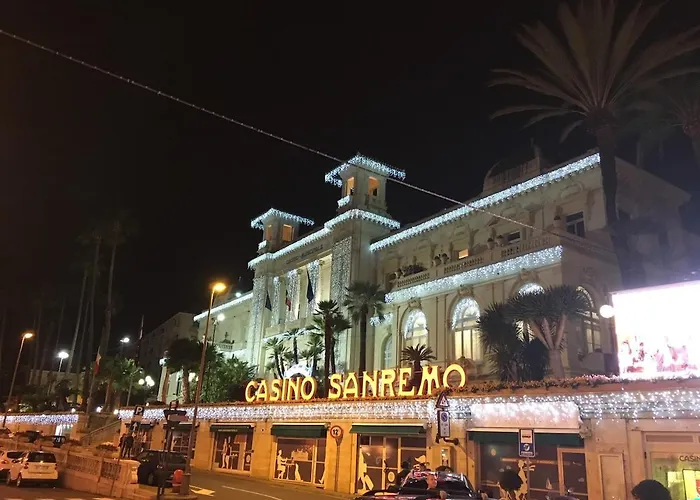 Lavish Seaside With Garden And Stunning Views Vila