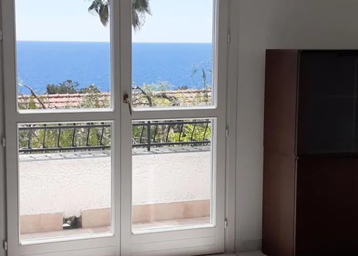 Lavish Seaside With Garden And Stunning Views Vila