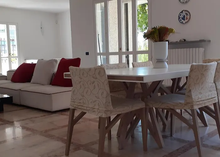 Lavish Seaside With Garden And Stunning Views Vila