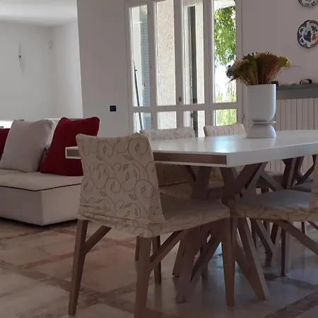 Lavish Seaside With Garden And Stunning Views Vila