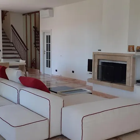 Вілла Lavish Seaside With Garden And Stunning Views *