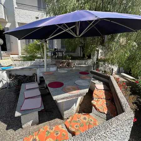 Lavish Seaside With Garden And Stunning Views Vila