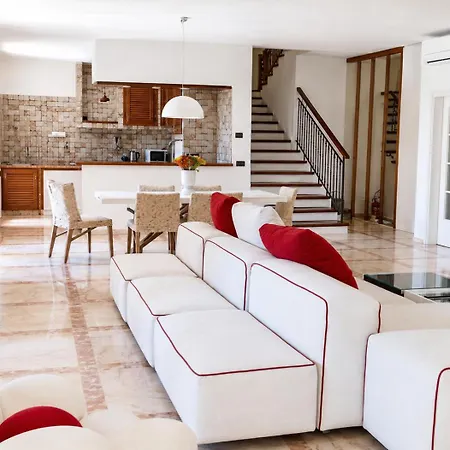 Lavish Seaside With Garden And Stunning Views Βίλα