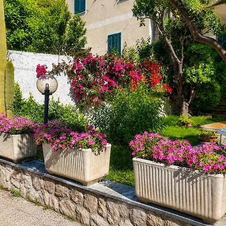 Vila Lavish Seaside With Garden And Stunning Views *