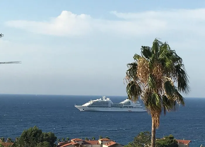 Lavish Seaside With Garden And Stunning Views Villa